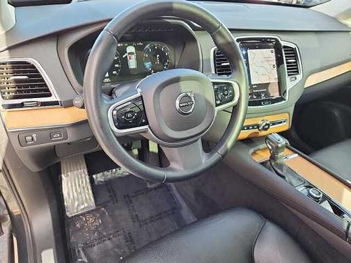 2022 Volvo XC90 T5 Momentum