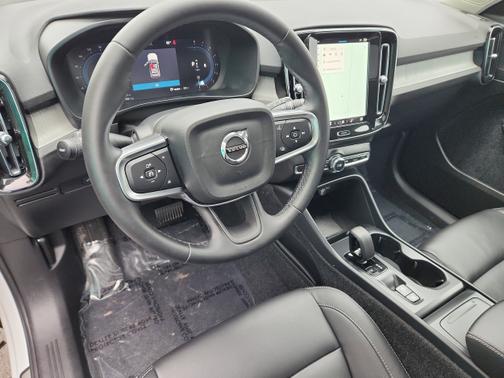 2025 Volvo XC40 B5 Core