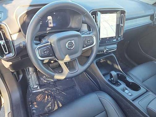 2025 Volvo XC40 Core
