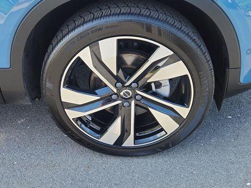 Fjord Blue Metallic 2023 Volvo XC40 B5 Plus Dark Theme