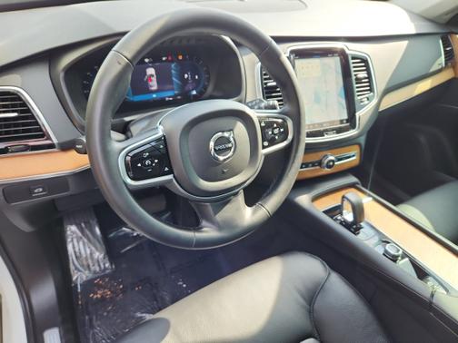 2024 Volvo XC90 B5 Plus