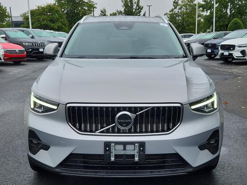 2023 Volvo XC40 B4 Plus Bright Theme