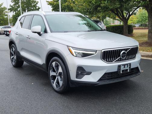 2023 Volvo XC40 B4 Plus Bright Theme