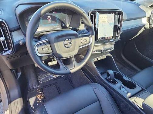2025 Volvo XC40 Core