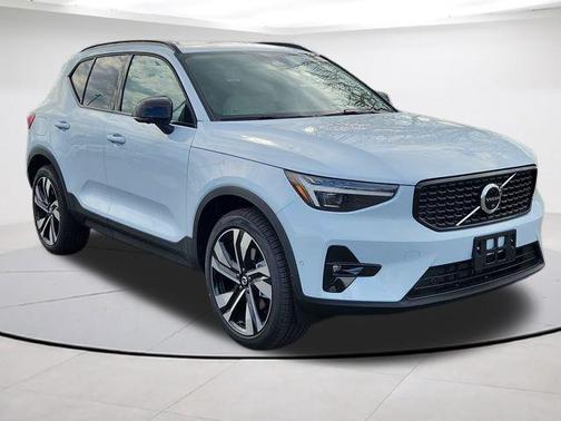 Cloud 9 White 2026 Volvo XC40 B5 Ultra