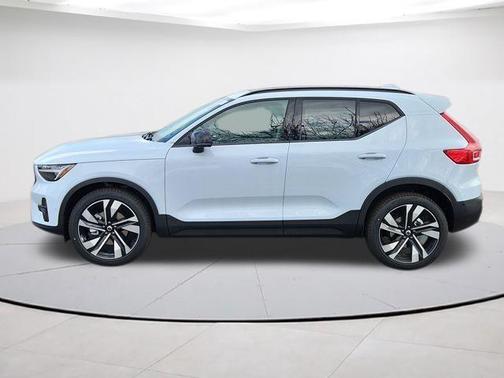 Cloud 9 White 2026 Volvo XC40 B5 Ultra