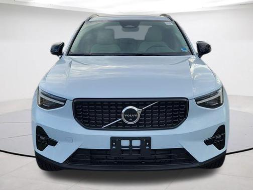 Cloud 9 White 2026 Volvo XC40 B5 Ultra