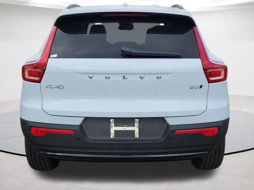 Cloud 9 White 2026 Volvo XC40 B5 Ultra