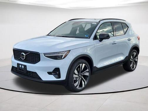 Cloud 9 White 2026 Volvo XC40 B5 Ultra