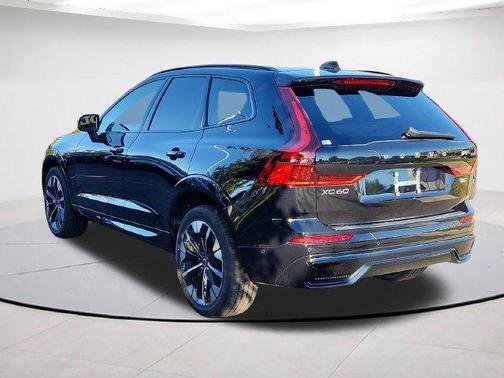 Onyx Black 2027 Volvo XC60 B5 PLUS