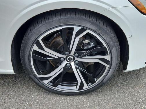 Crystal White Pearl 2025 Volvo S60 B5 Plus