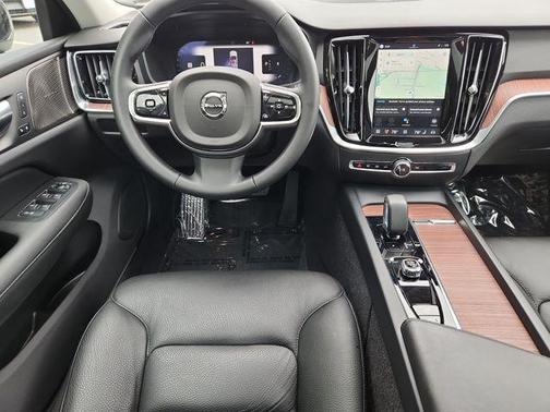 Crystal White Pearl 2025 Volvo S60 B5 Plus