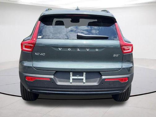 Forest Green 2026 Volvo XC40 B5 Core
