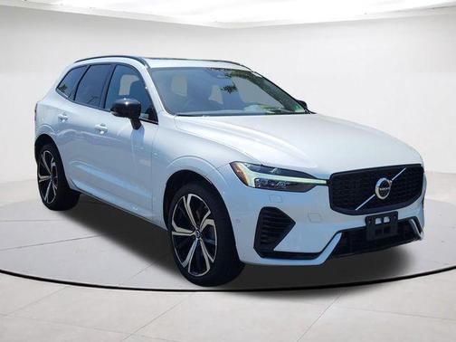 Crystal White Metallic 2024 Volvo XC60 Recharge Plug-In Hybrid T8 Ultimate Dark Theme