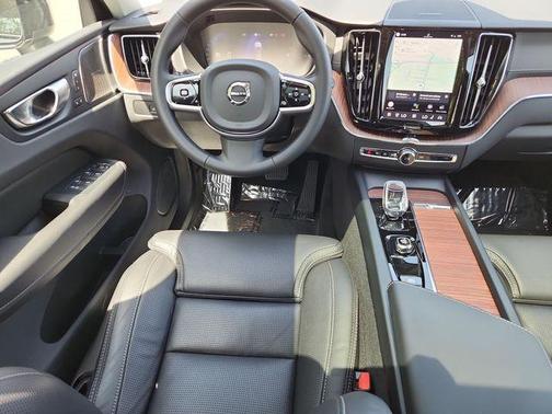 Crystal White Metallic 2024 Volvo XC60 Recharge Plug-In Hybrid T8 Ultimate Dark Theme