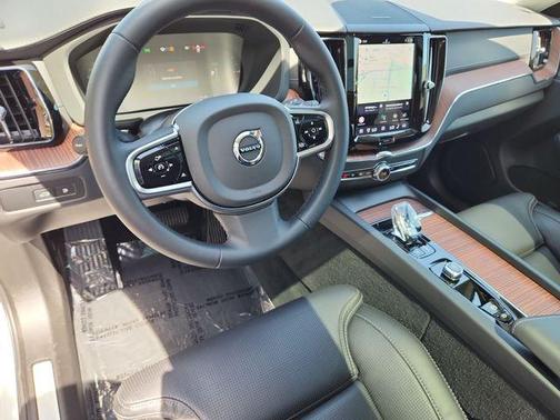 Crystal White Metallic 2024 Volvo XC60 Recharge Plug-In Hybrid T8 Ultimate Dark Theme