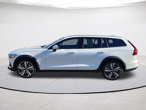 2025 Volvo V60 Cross Country B5 Plus