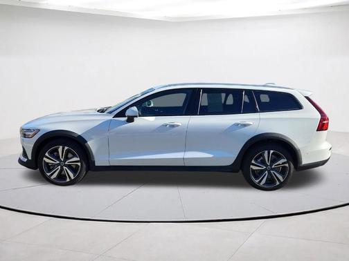 2025 Volvo V60 Cross Country B5 Plus