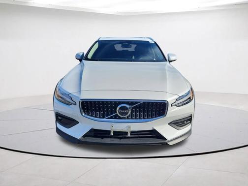 2025 Volvo V60 Cross Country B5 Plus