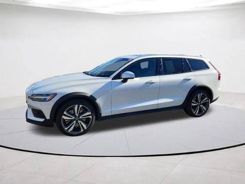 2025 Volvo V60 Cross Country B5 Plus