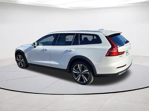 2025 Volvo V60 Cross Country B5 Plus