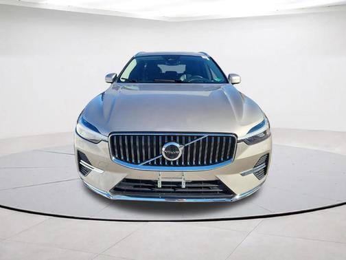 Bright 2023 Volvo XC60 B6 Ultimate Bright Theme