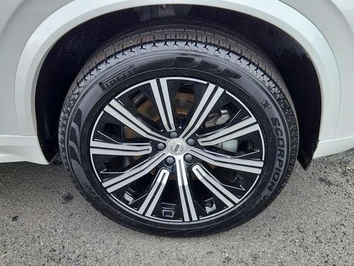 Crystal White Pearl 2025 Volvo XC90 B5 Core
