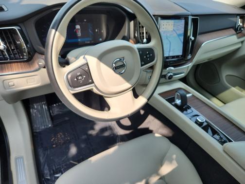 2022 Volvo XC60 B5 Momentum