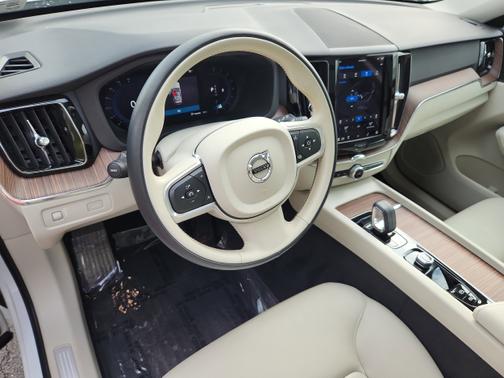 2022 Volvo XC60 B5 Momentum