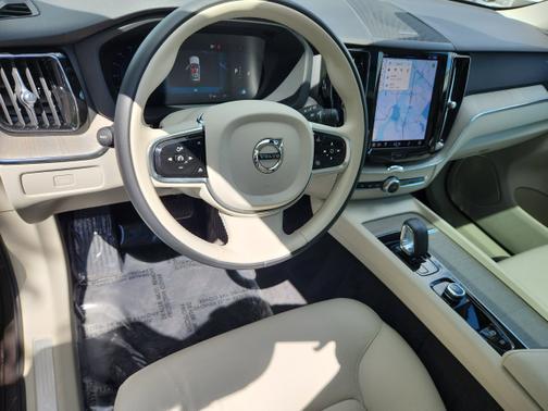 2023 Volvo XC60 B5 Plus Dark Theme