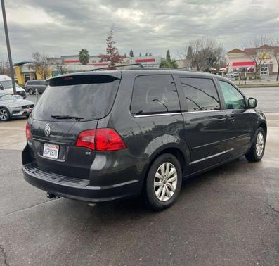 2012 Volkswagen Routan SE