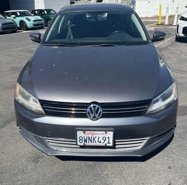 Platinum Gray Metallic 2013 Volkswagen Jetta SE