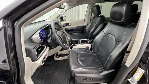 Brilliant Black Crystal Pearlcoat 2022 Chrysler Pacifica Touring-L