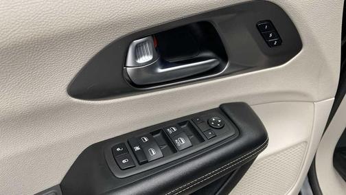 Brilliant Black Crystal Pearlcoat 2022 Chrysler Pacifica Touring-L