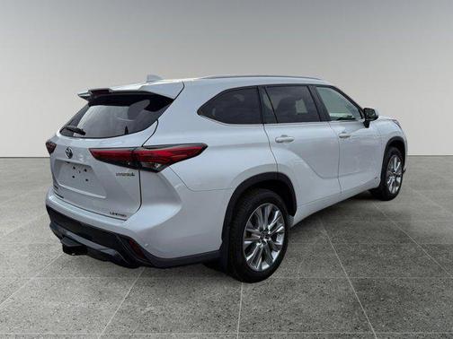 2022 Toyota Highlander Hybrid Limited