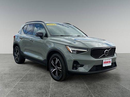 2023 Volvo XC40 B5 Plus Dark Theme