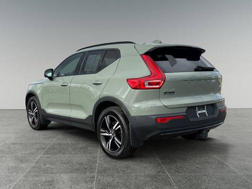 2023 Volvo XC40 B5 Plus Dark Theme
