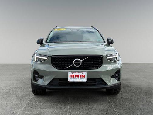 2023 Volvo XC40 B5 Plus Dark Theme