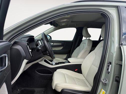 2023 Volvo XC40 B5 Plus Dark Theme