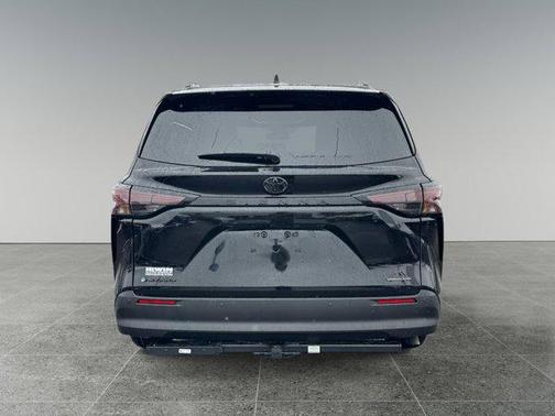 Midnight Black Metallic 2026 Toyota Sienna Woodland Edition