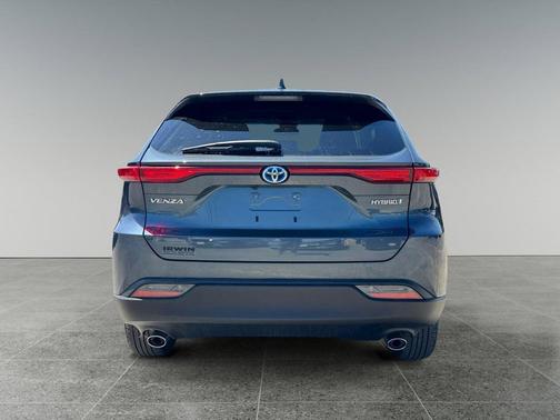 Coastal Gray Metallic 2022 Toyota Venza LE