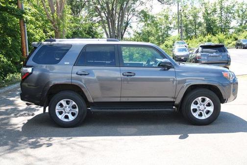 Photo 3 of 39 of 2020 Toyota 4Runner SR5