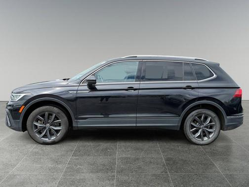 Deep Black Pearl 2022 Volkswagen Tiguan 2.0T SE 4MOTION