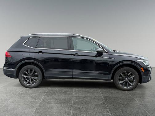 Deep Black Pearl 2022 Volkswagen Tiguan 2.0T SE 4MOTION
