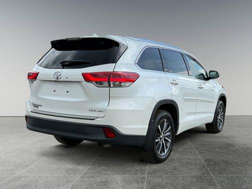 Blizzard Pearl 2017 Toyota Highlander XLE