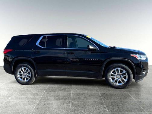 Mosaic Black Metallic 2021 Chevrolet Traverse LS