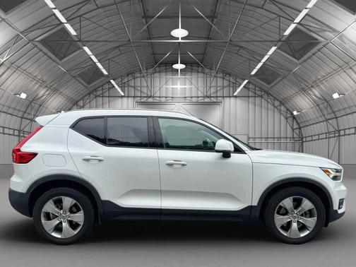 2021 Volvo XC40 T5 Momentum