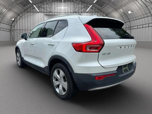 2021 Volvo XC40 T5 Momentum