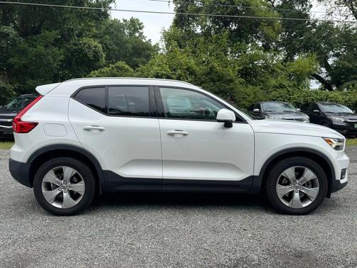 2021 Volvo XC40 T5 Momentum