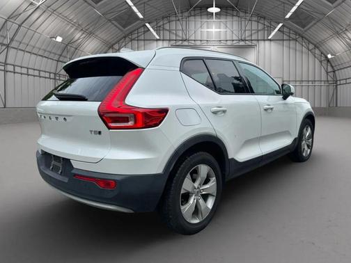 2021 Volvo XC40 T5 Momentum